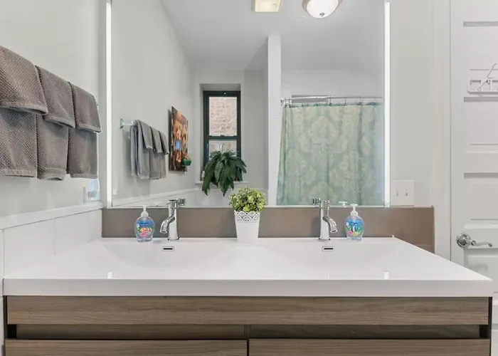 Secret Gallery On The Park - 2bd/1ba Chicago